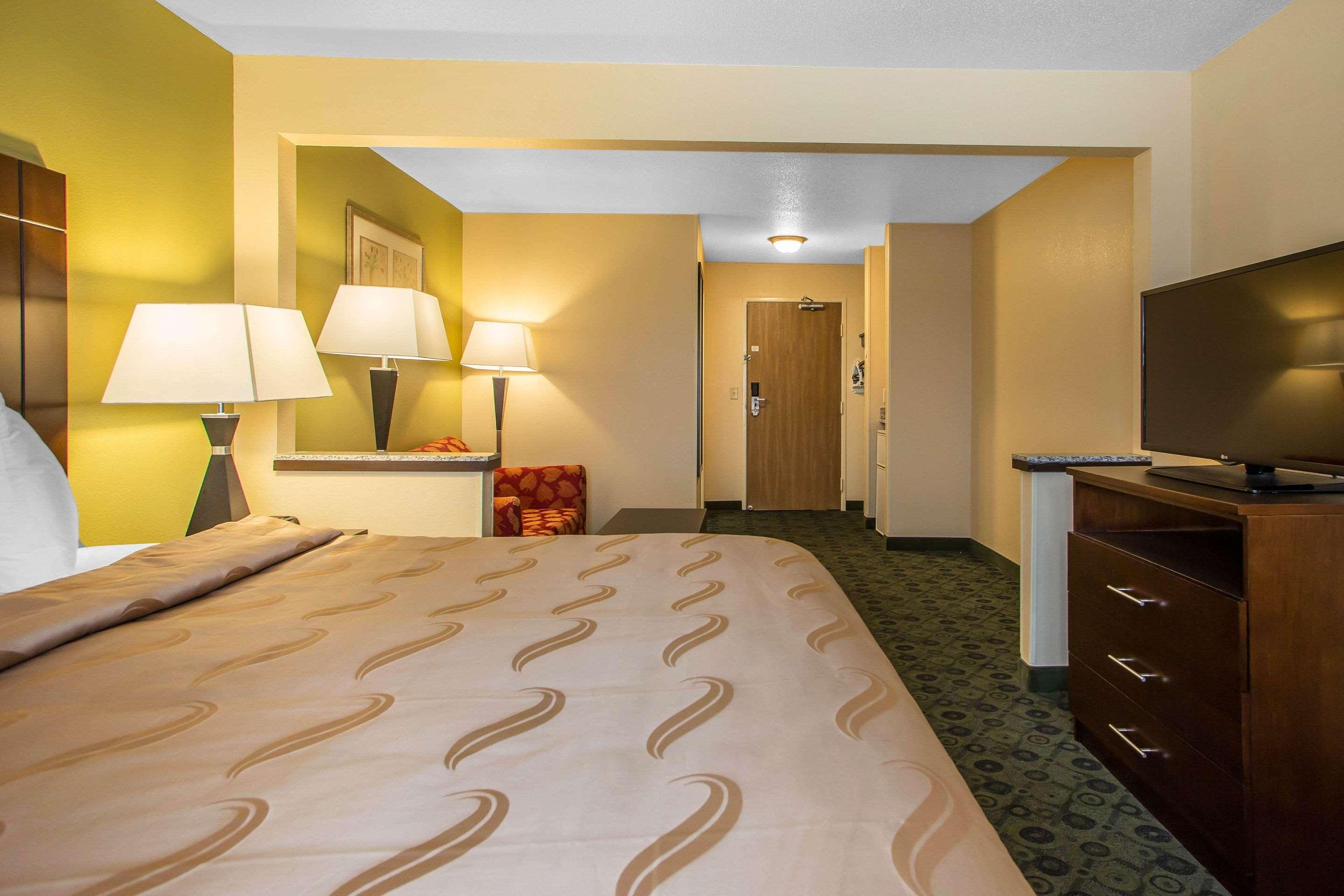 Quality Inn & Suites Bloomington I-55 And I-74 Exterior foto