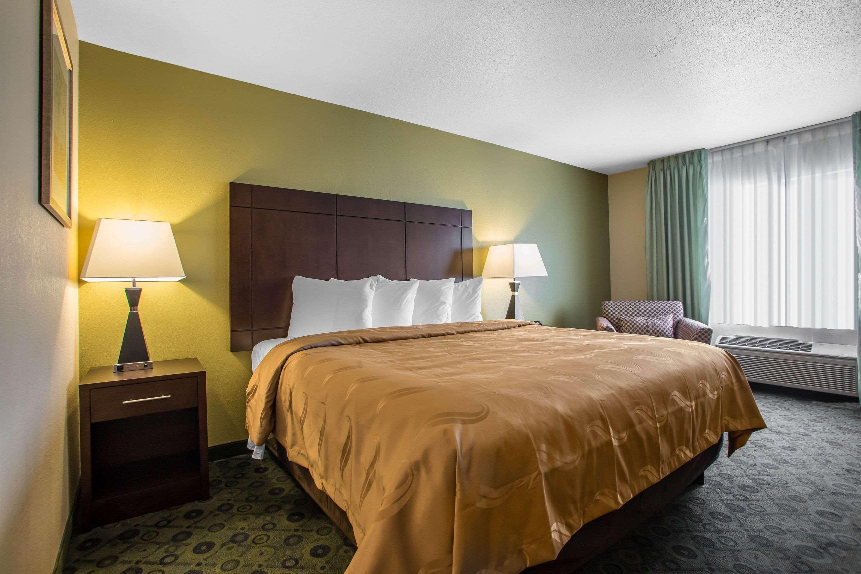 Quality Inn & Suites Bloomington I-55 And I-74 Exterior foto